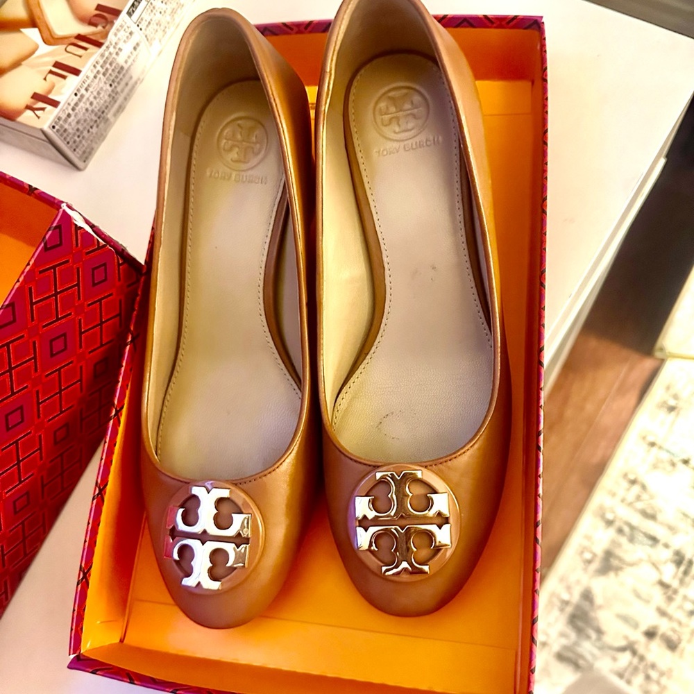 Tory Burch Brown Pumps with Iconic Emblem